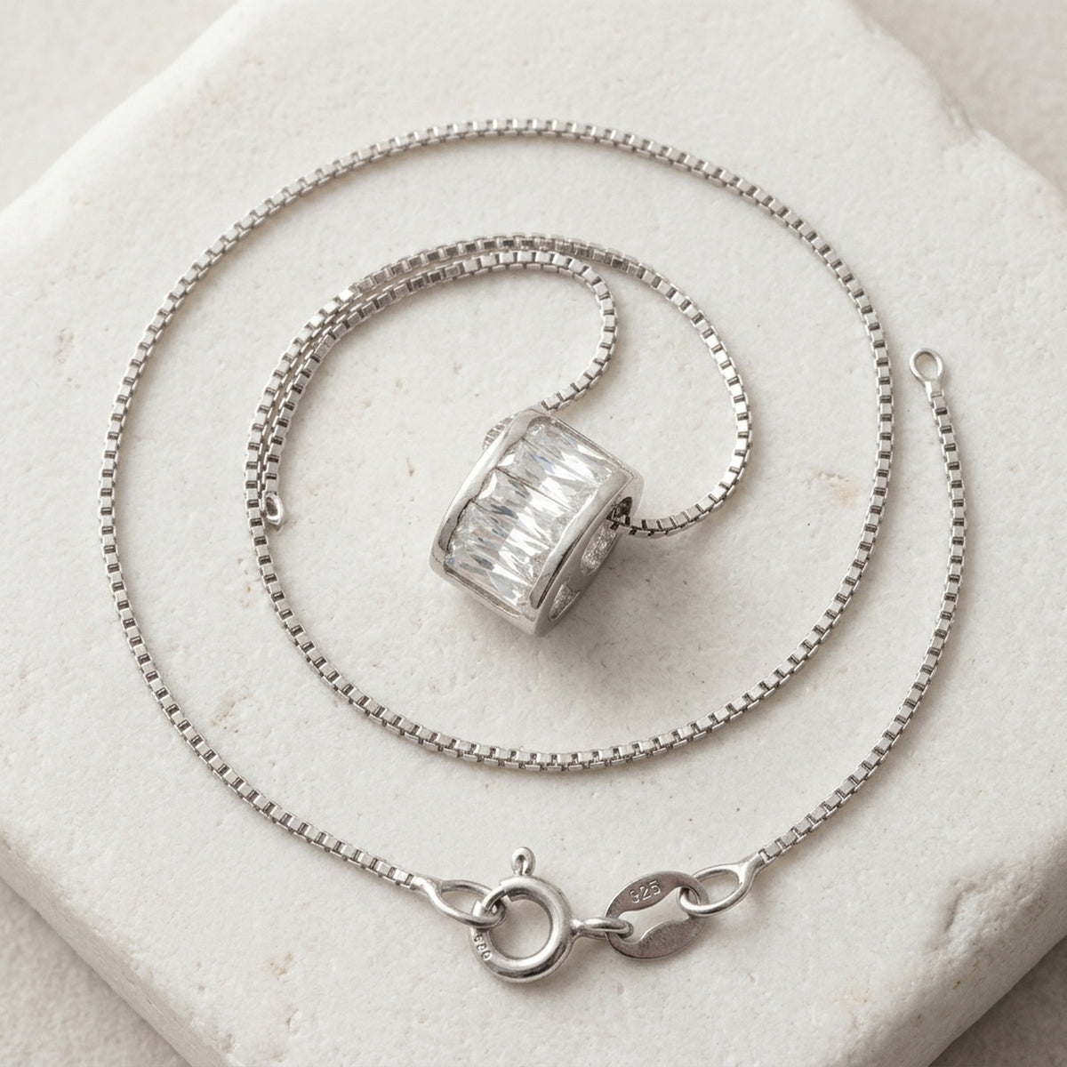 Kette mit Anhänger oval mit Zirkonia rhodiniert – 925er Silber, 0,9 mm, 42 cm – Detailansicht des Kettes vor neutralem Hintergrund