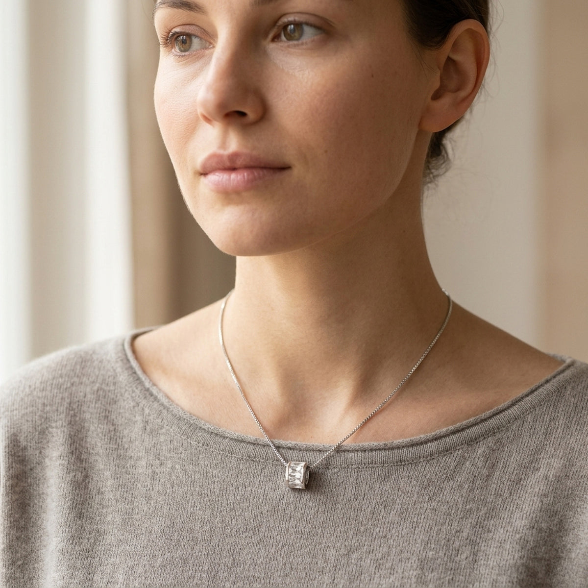 Kette mit Anhänger oval mit Zirkonia rhodiniert – 925er Silber, 0,9 mm, 42 cm – am Hals getragen, natürliche Lifestyle-Aufnahme