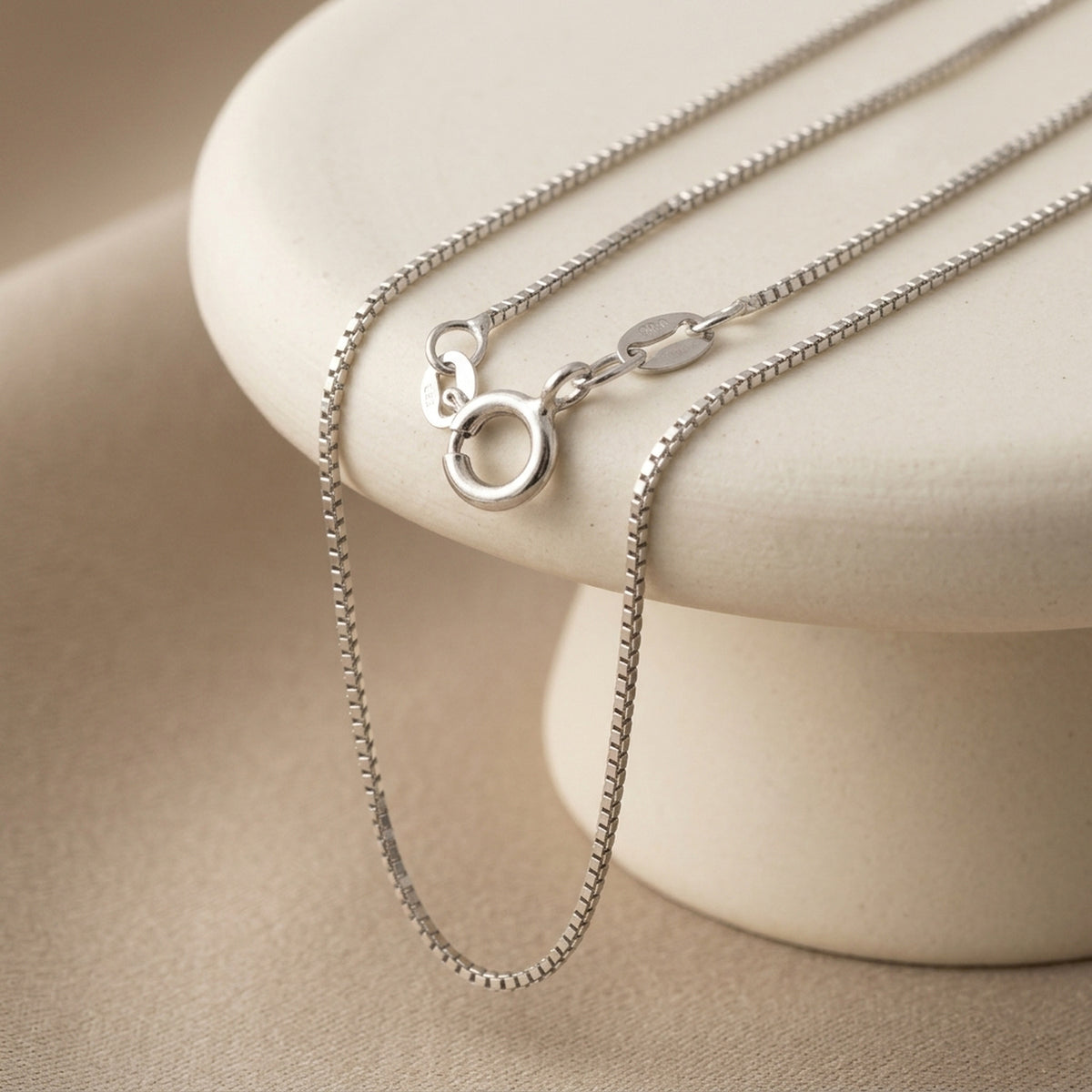 Kette mit Anhänger Würfel mit Zirkonia – 925er Silber, 0,9 mm, 42 cm – Detailansicht des Kettes vor neutralem Hintergrund