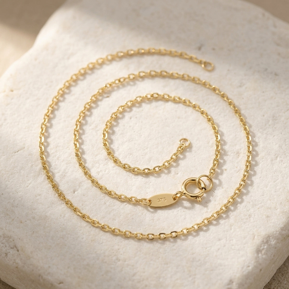 Ankerkette – 375er Gold, 1,3 mm, 45 cm – Detailansicht des Kettes vor neutralem Hintergrund