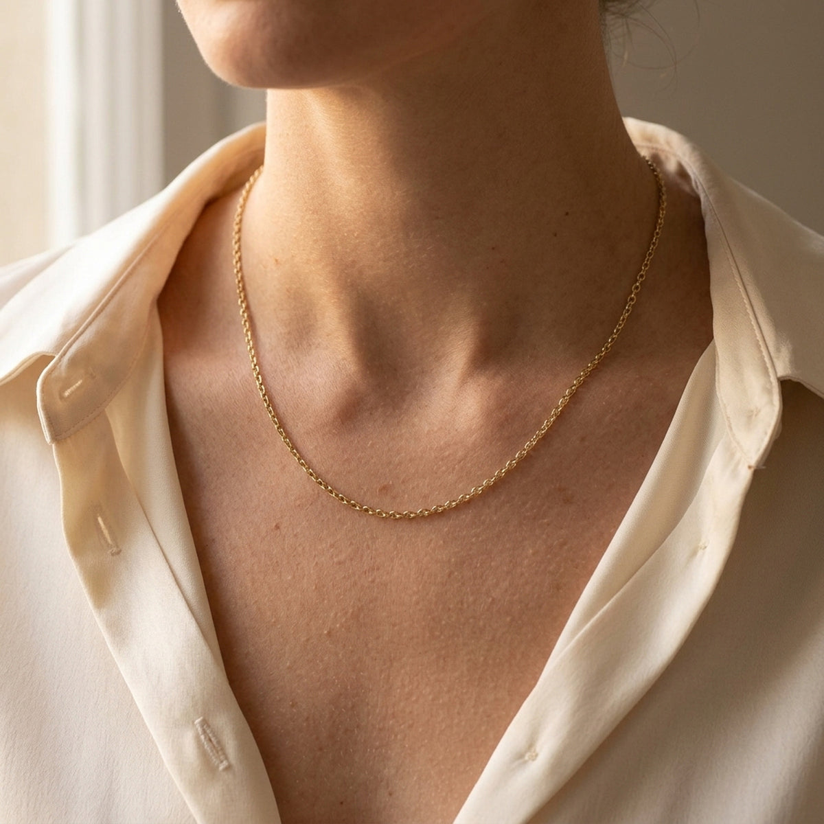 Ankerkette – 375er Gold, 1,3 mm, 45 cm – am Hals getragen, natürliche Lifestyle-Aufnahme