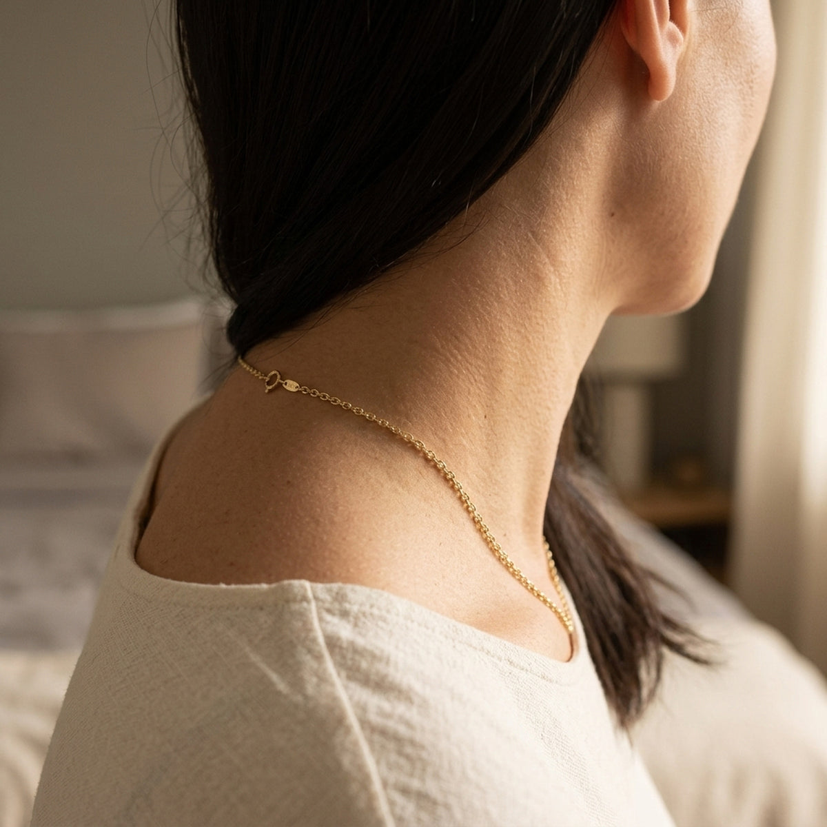 Ankerkette – 375er Gold, 1,3 mm, 45 cm – am Hals getragen, zweite Lifestyle-Aufnahme in anderer Perspektive