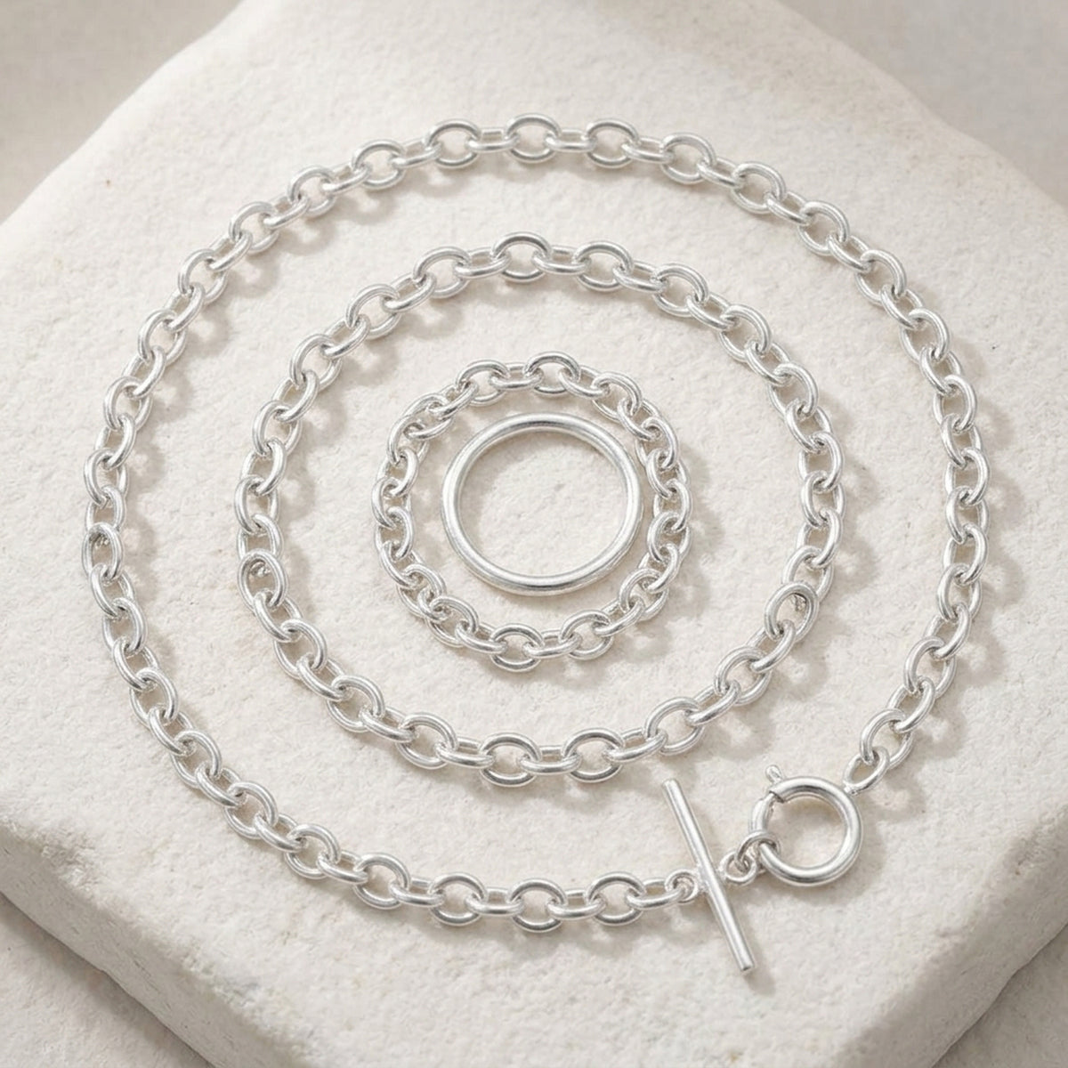 Ankerkette für Charmeinhänger – 925er Silber, 2,2 mm, 38 cm – Detailansicht des Kettes vor neutralem Hintergrund