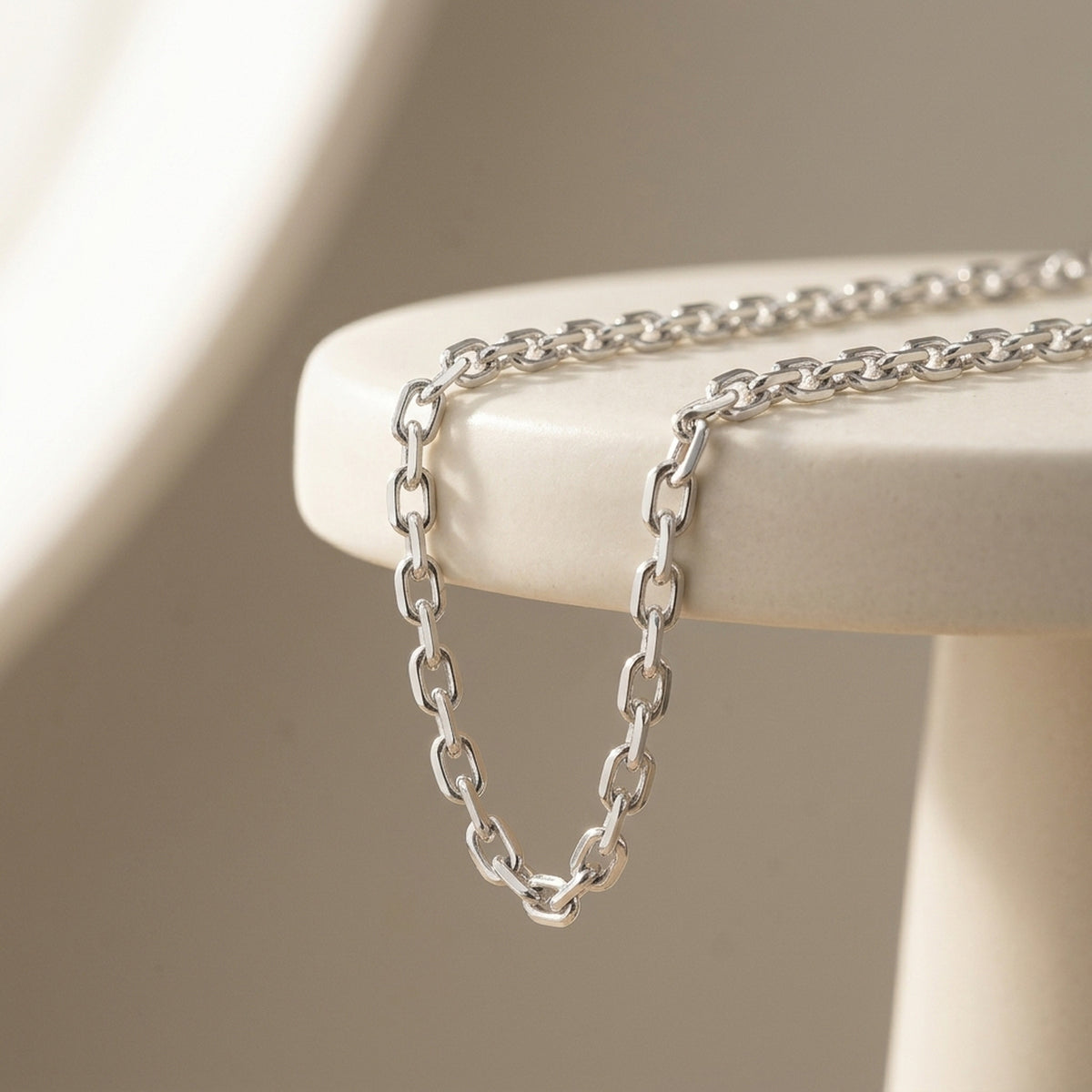 Ankerkette rhodiniert – 925er Silber, 2 mm – Detailansicht des Kettes vor neutralem Hintergrund