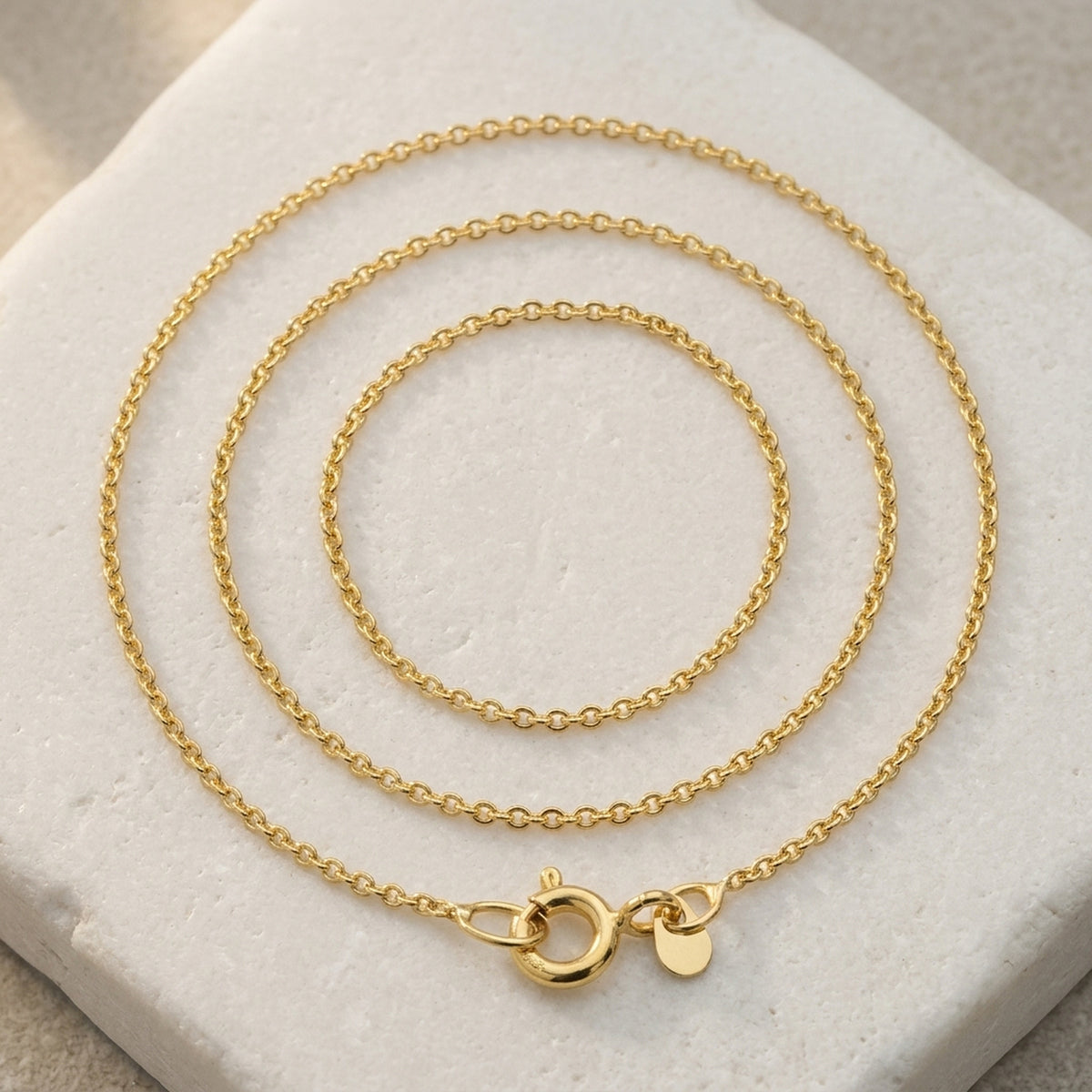 Runde Ankerkette – 375er Gold, 1,1 mm, 38–45 cm – Detailansicht des Kettes vor neutralem Hintergrund