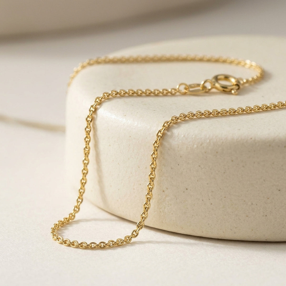 Runde Ankerkette – 375er Gold, 1,1 mm, 42–50 cm – Detailansicht des Kettes vor neutralem Hintergrund