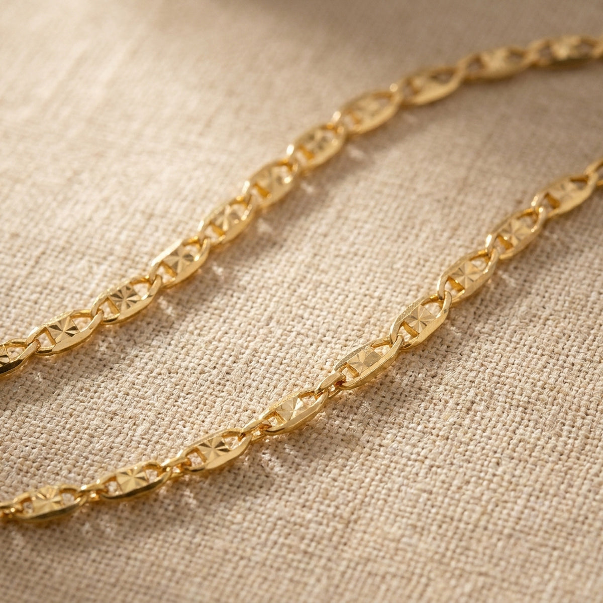 Collier Fantasiekette – 375er Gold, 1,5 mm, 45 cm – Detailansicht des Kettes vor neutralem Hintergrund