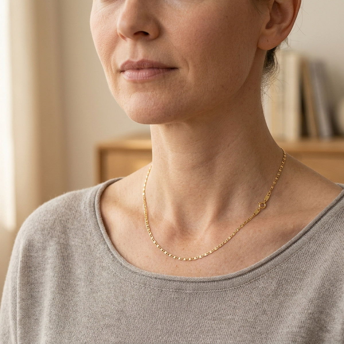Collier Fantasiekette – 375er Gold, 1,5 mm, 45 cm – am Hals getragen, natürliche Lifestyle-Aufnahme