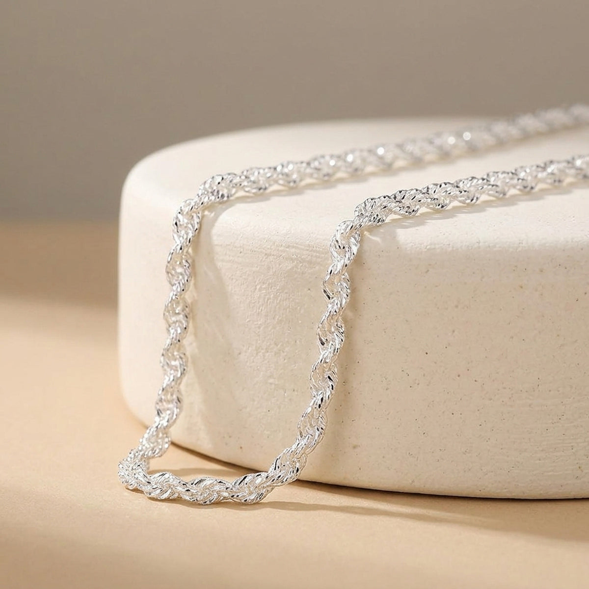 Doppelankerkette – 925er Silber, 3 mm – Detailansicht des Kettes vor neutralem Hintergrund