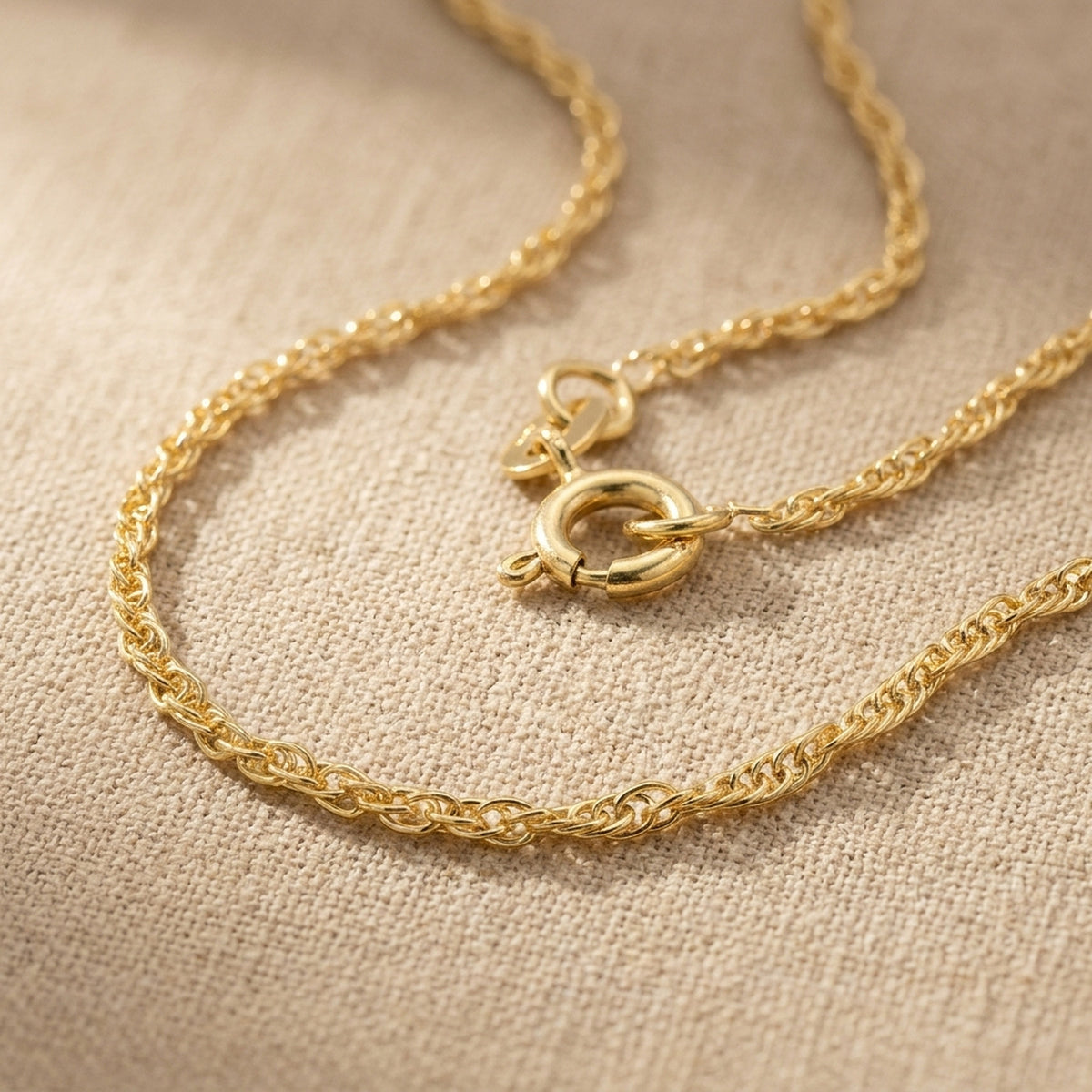 Doppelanker gedreht Kordelkette – 375er Gold, 1,6 mm – Detailansicht des Kettes vor neutralem Hintergrund