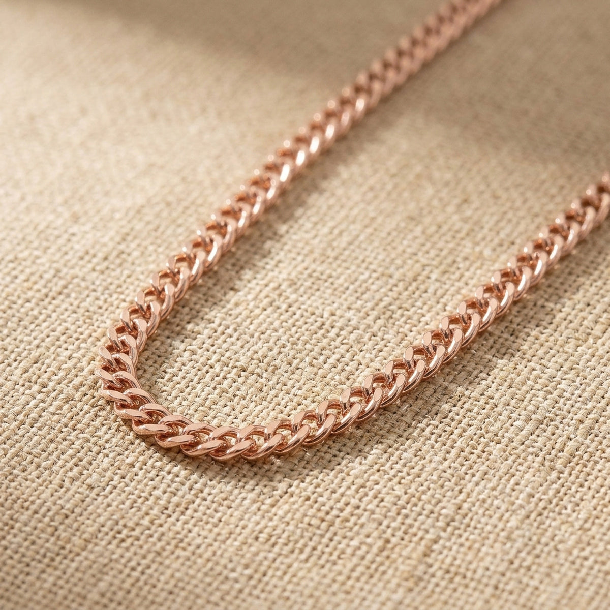 Kette Doppelrhombus Zwillingspanzer – 375er Rotgold, 2 mm – Detailansicht des Kettes vor neutralem Hintergrund