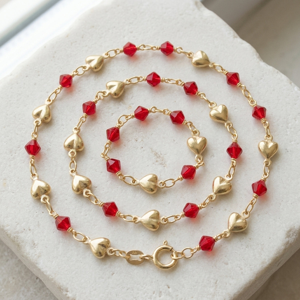 Fantasiekette mit Herz und roter Glasperle – Doublé, ca. 5 mm – Detailansicht des Kettes vor neutralem Hintergrund