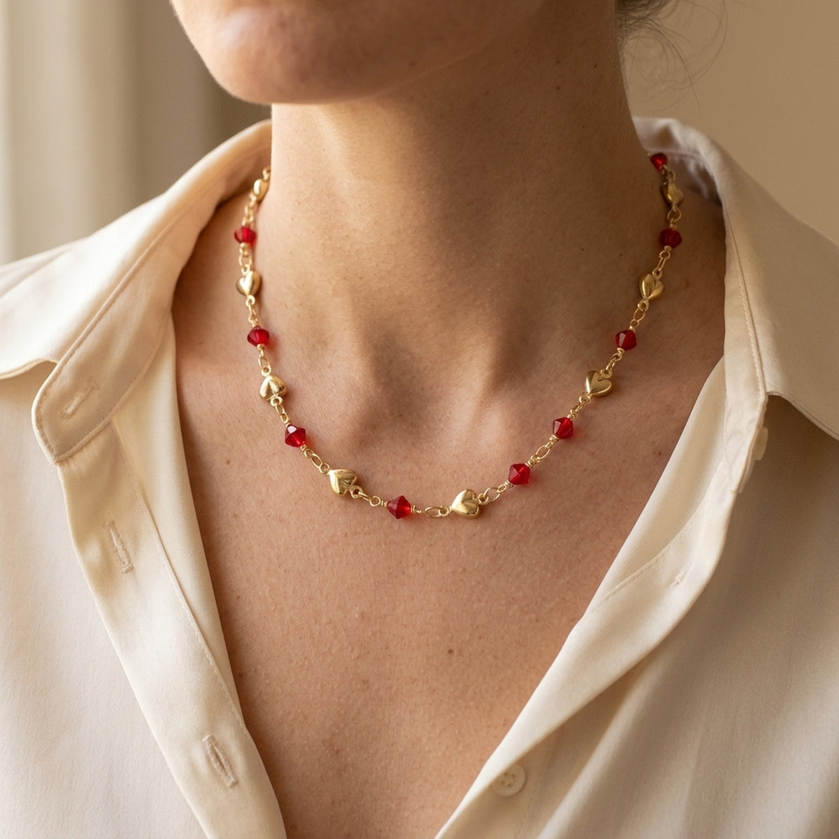 Fantasiekette mit Herz und roter Glasperle – Doublé, ca. 5 mm – am Hals getragen, natürliche Lifestyle-Aufnahme