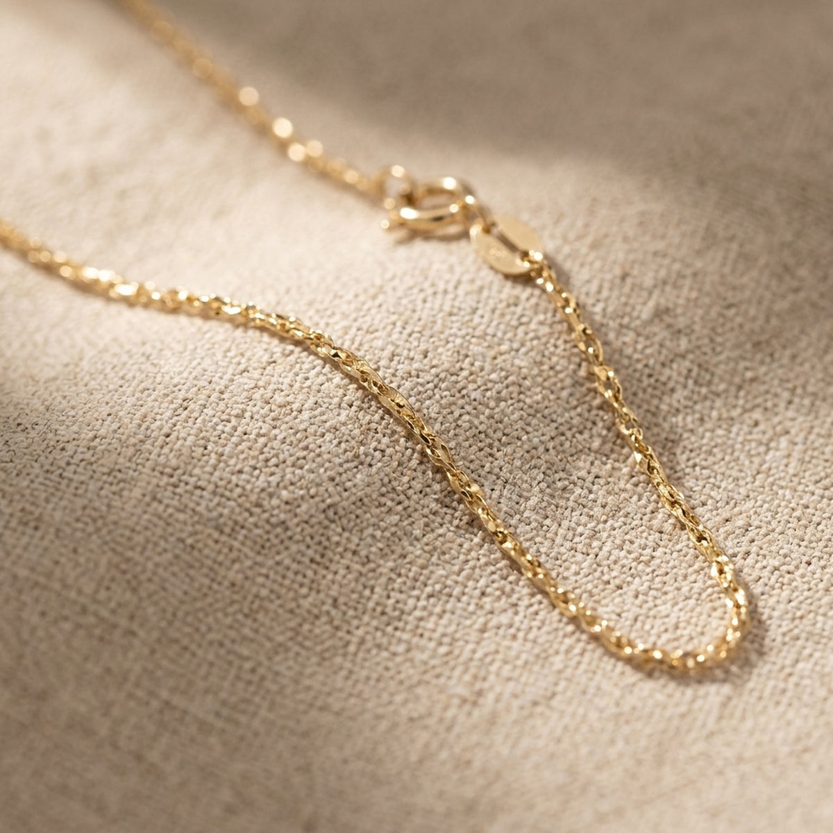 Kette Fantasie-Muster gedreht – 585er Gold, 0,6 mm – Detailansicht des Kettes vor neutralem Hintergrund