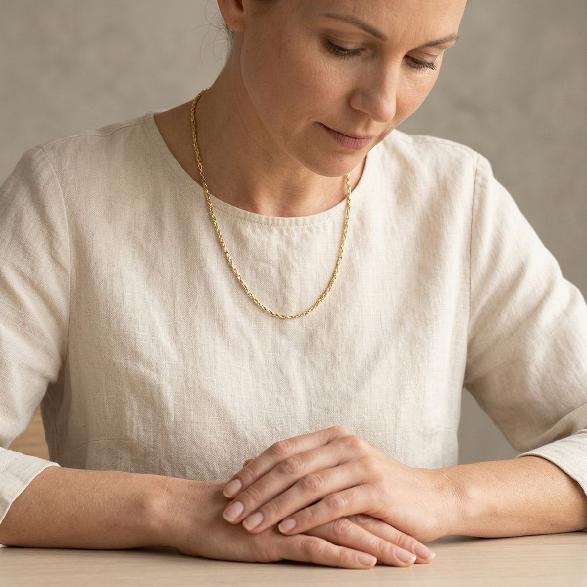 Kette Fantasie-Muster gedreht – 585er Gold, 0,6 mm – am Hals getragen, zweite Lifestyle-Aufnahme in anderer Perspektive