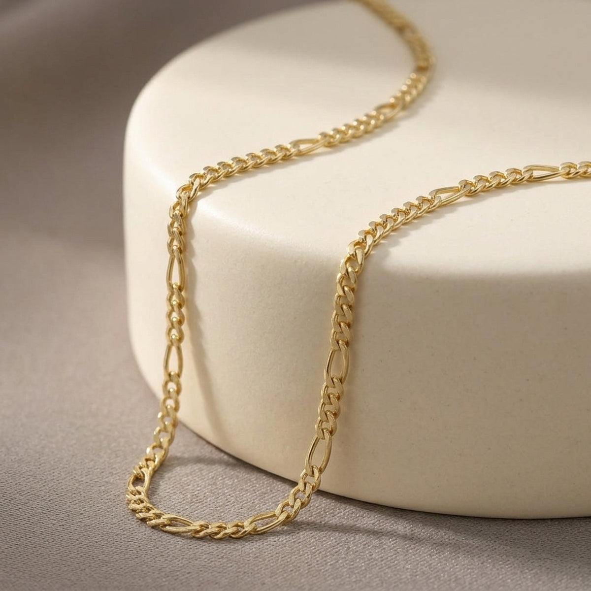 Figarokette – 375er Gold, 1,6 mm – Detailansicht des Kettes vor neutralem Hintergrund