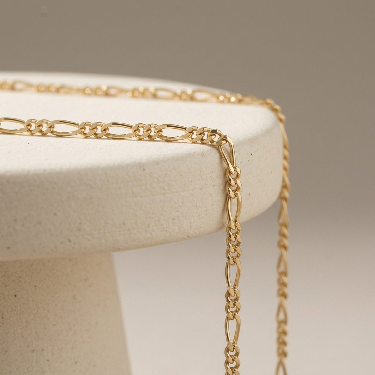 Figarokette – 585er Gold, 1,4 mm – Detailansicht des Kettes vor neutralem Hintergrund