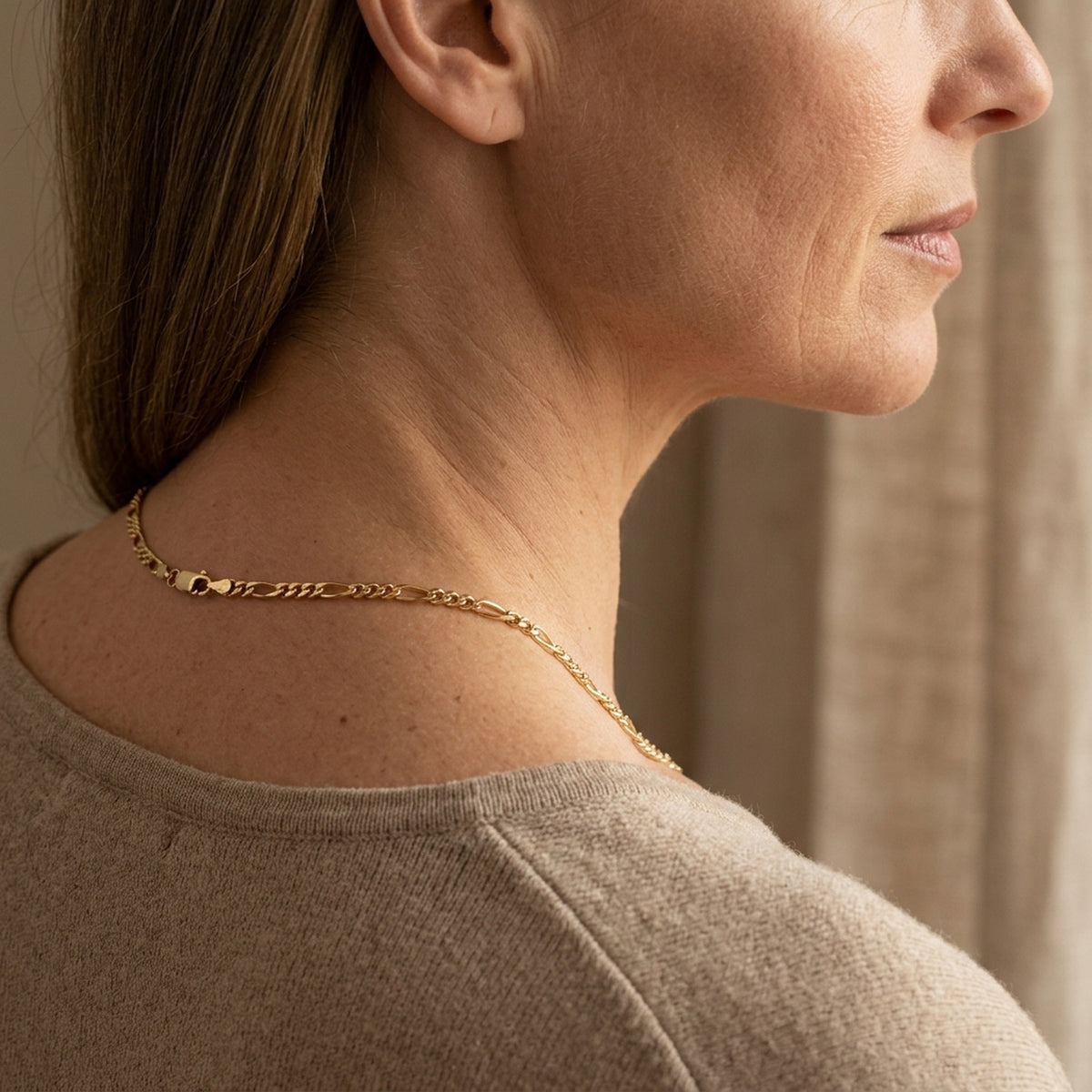 Figarokette – 585er Gold, 1,4 mm – am Hals getragen, zweite Lifestyle-Aufnahme in anderer Perspektive