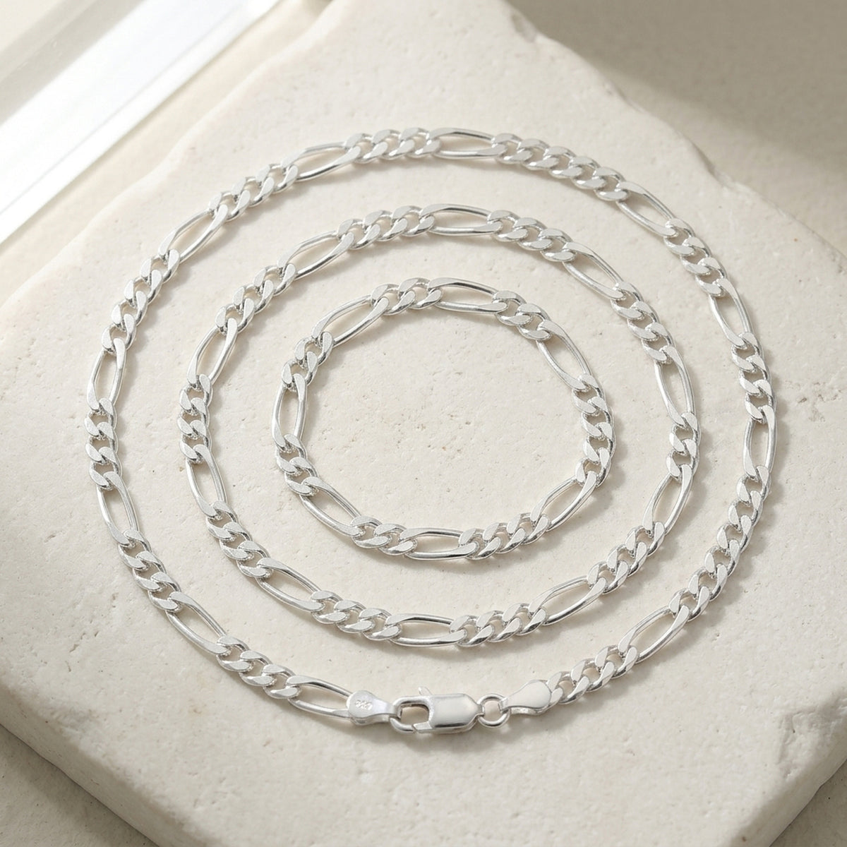 Figarokette – 925er Silber, 3 mm – Detailansicht des Kettes vor neutralem Hintergrund