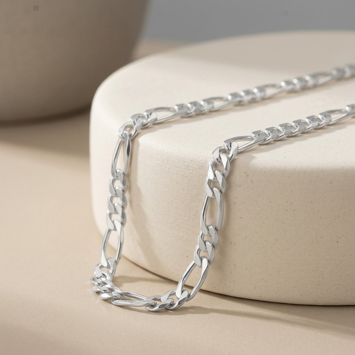 Flache Figarokette – 925er Silber, 4,8 mm – Detailansicht des Kettes vor neutralem Hintergrund