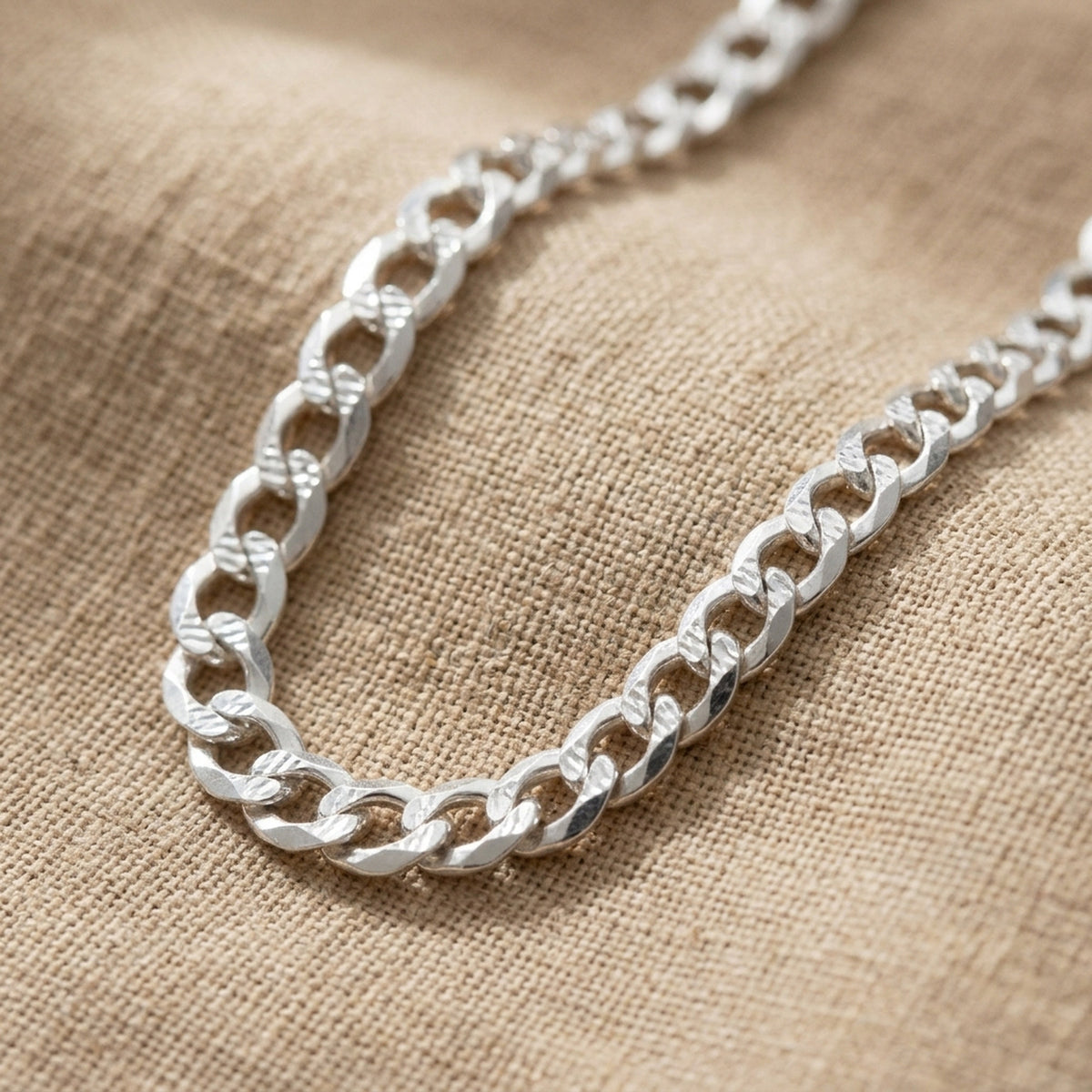 Flache Panzerkette mit Muster – 925er Silber, 4,6 mm – Detailansicht des Kettes vor neutralem Hintergrund