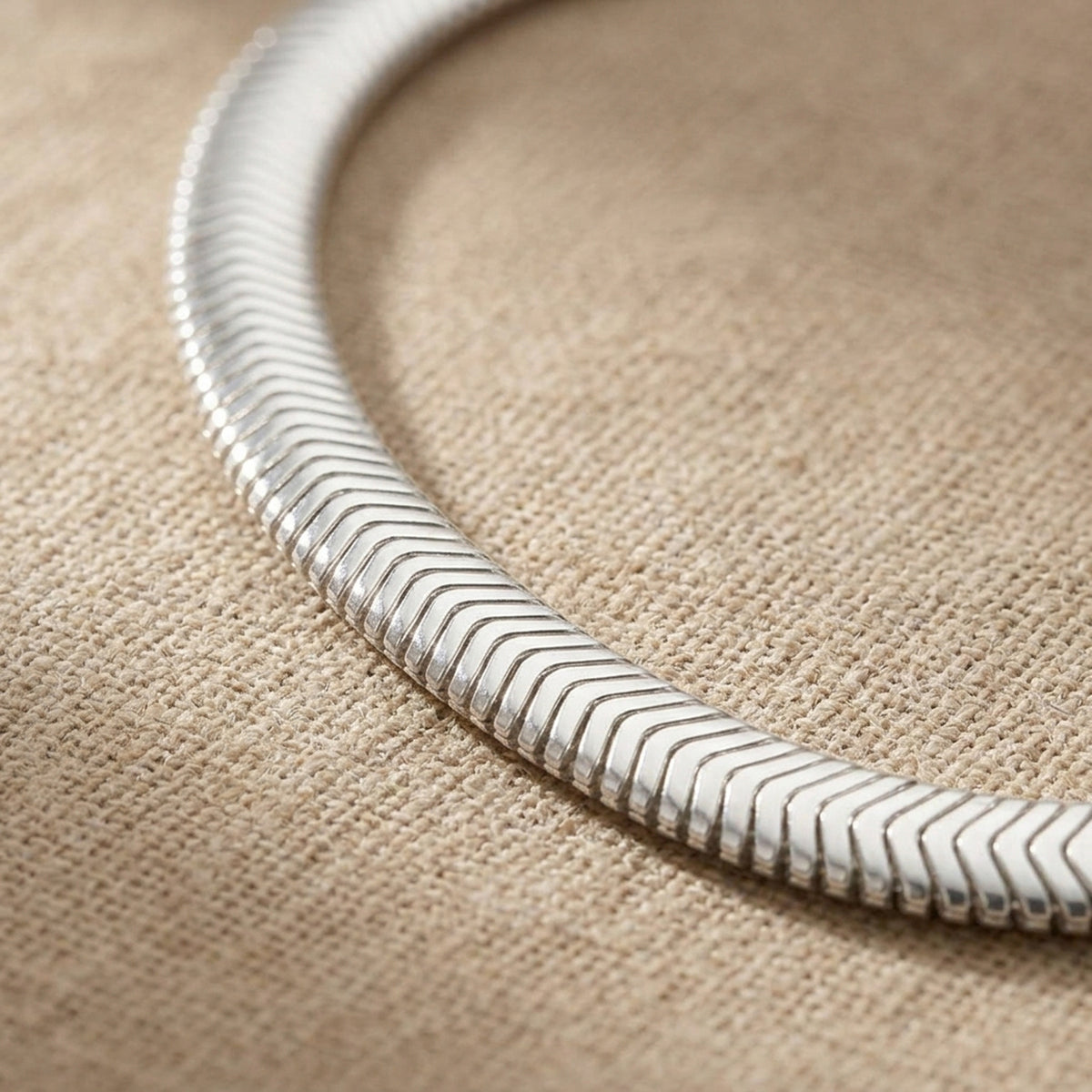 Flache Schlangenkette glänzend – 925er Silber, 6 × 2 mm – Detailansicht des Kettes vor neutralem Hintergrund