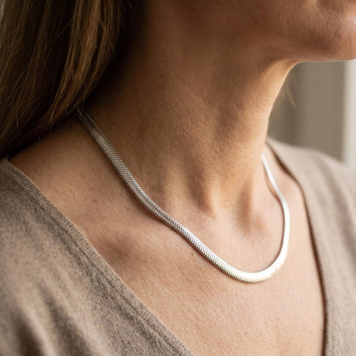 Flache Schlangenkette glänzend – 925er Silber, 6 × 2 mm – am Hals getragen, zweite Lifestyle-Aufnahme in anderer Perspektive