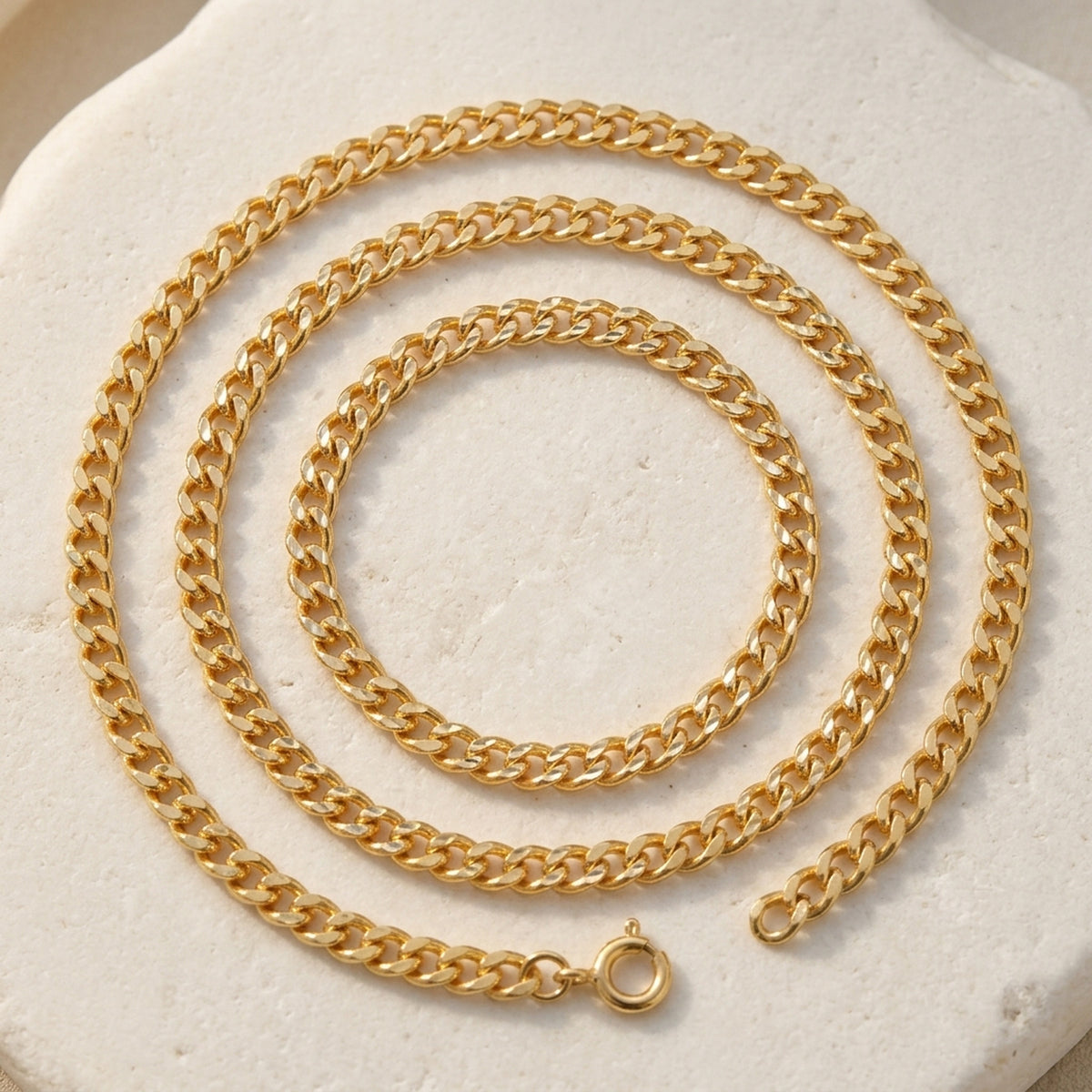 Flachpanzerkette diamantiert – Doublé, 2 mm – Detailansicht des Kettes vor neutralem Hintergrund