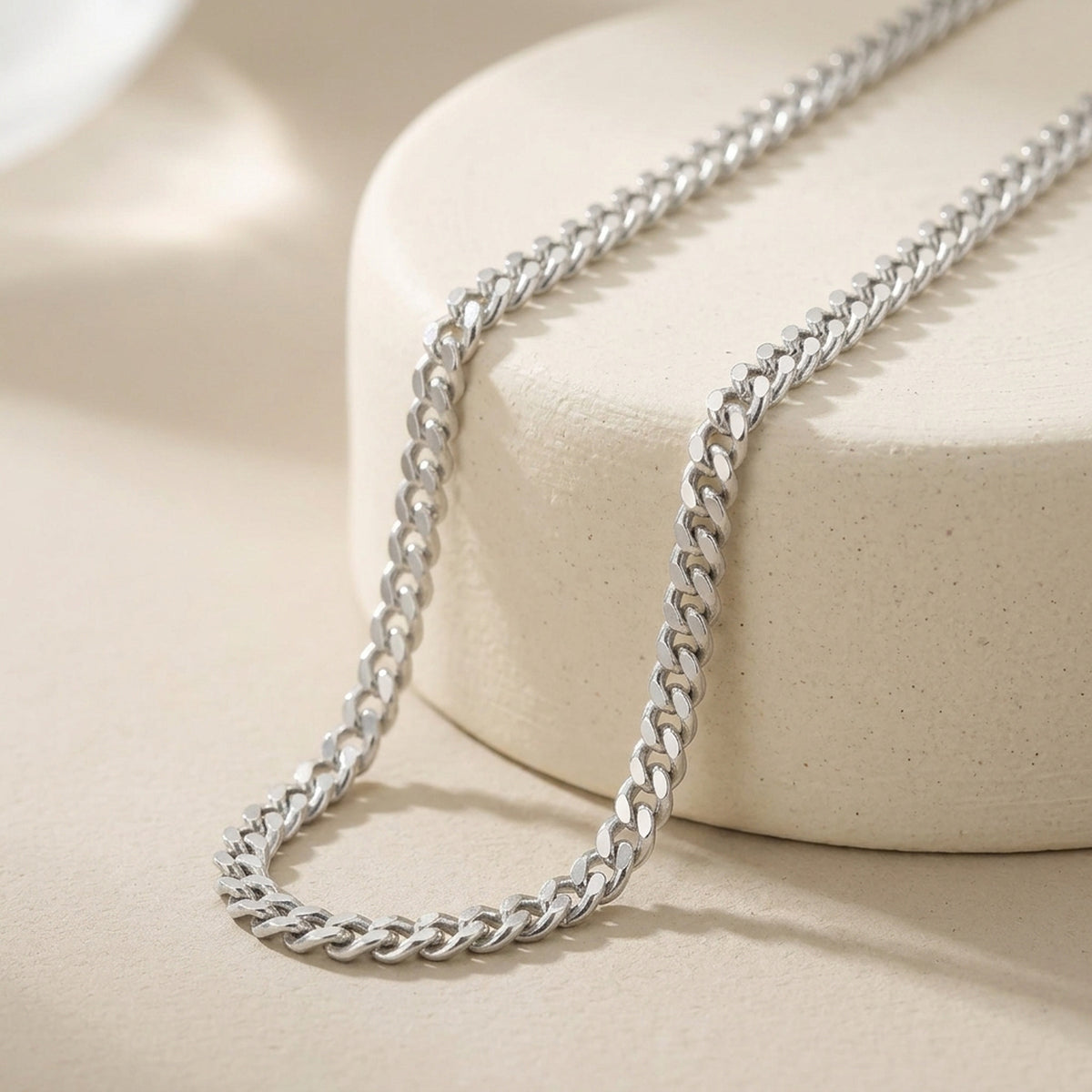 Flachpanzerkette diamantiert – 925er Silber, 3 mm – Detailansicht des Kettes vor neutralem Hintergrund
