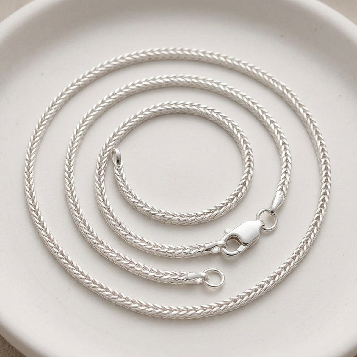Fuchsschwanzkette vierkant rosé 10 Millième-plattiert – 925er Silber, 1,5 mm, 42 cm – Detailansicht des Kettes vor neutralem Hintergrund