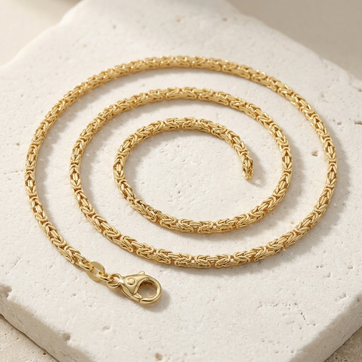 Königskette – 585er Gold, 1,8 × 1,8 mm, 50 cm – Detailansicht des Kettes vor neutralem Hintergrund