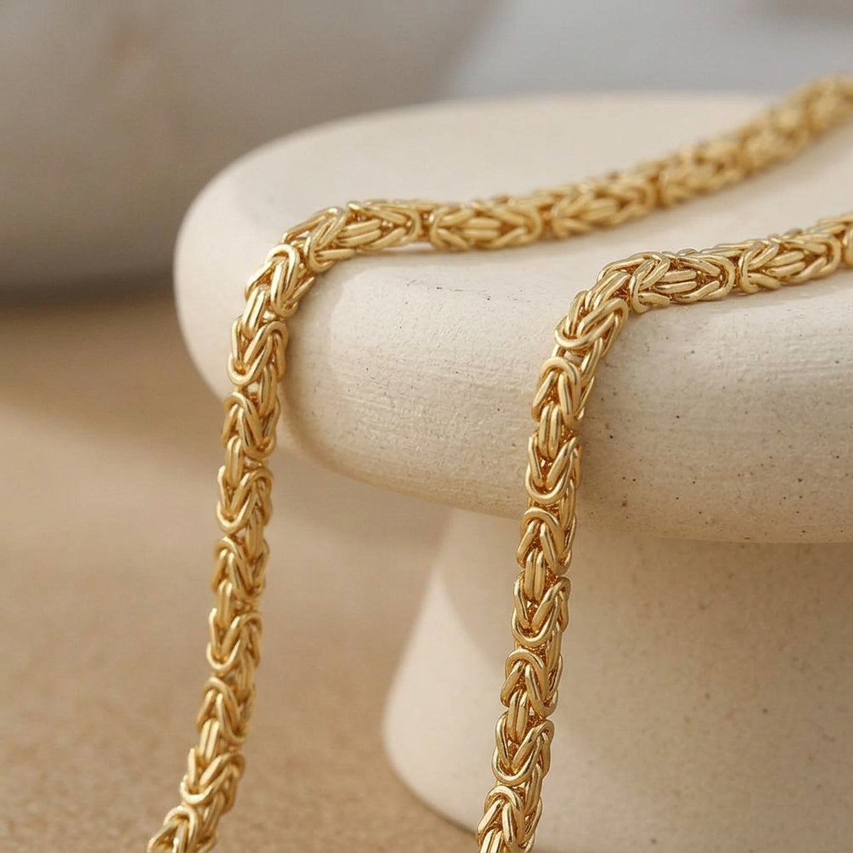 Königskette – 585er Gold, 2,5 × 2,5 mm, 50 cm – Detailansicht des Kettes vor neutralem Hintergrund