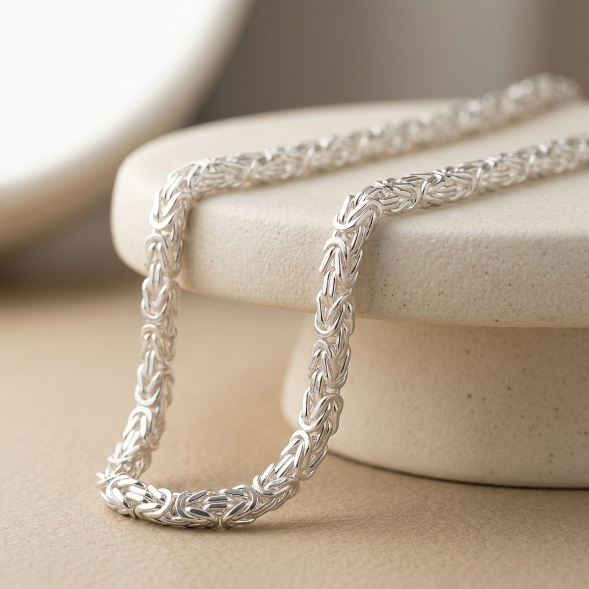 Königskette vierkant glänzend – 925er Silber, 5 × 5 mm – Detailansicht des Kettes vor neutralem Hintergrund