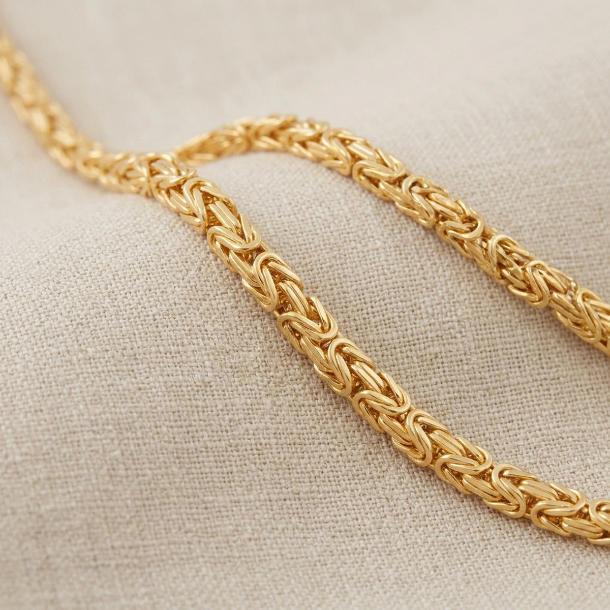 Königskette vierkant glänzend – 333er Gold, 2 × 2 mm – Detailansicht des Kettes vor neutralem Hintergrund