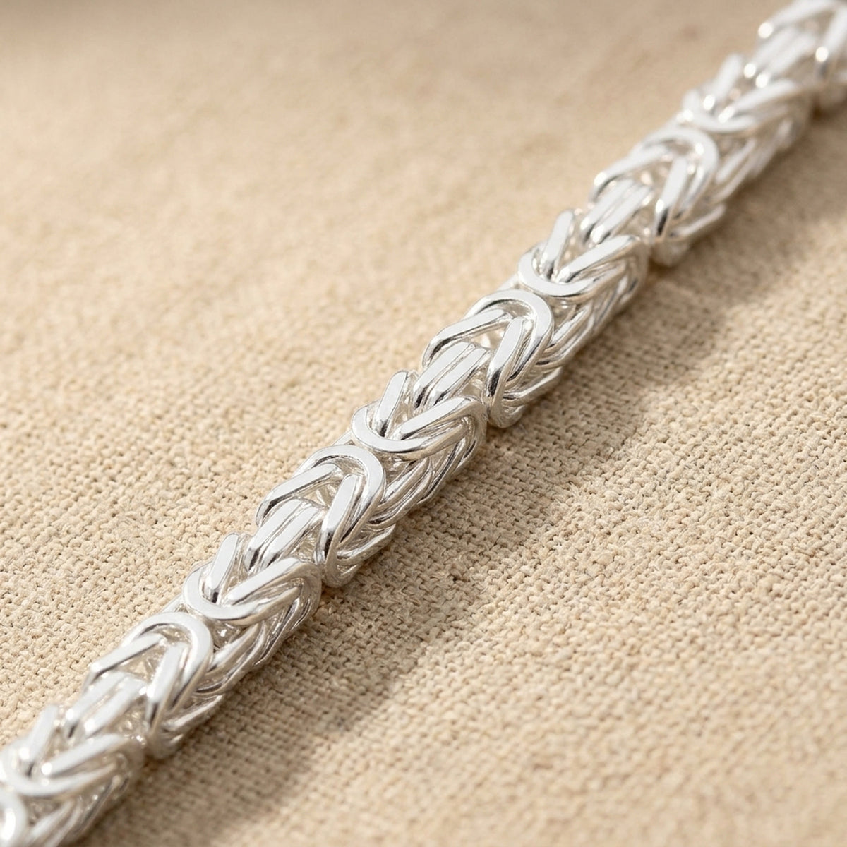 Königskette vierkant glänzend – 925er Silber, 4 × 4 mm – Detailansicht des Kettes vor neutralem Hintergrund