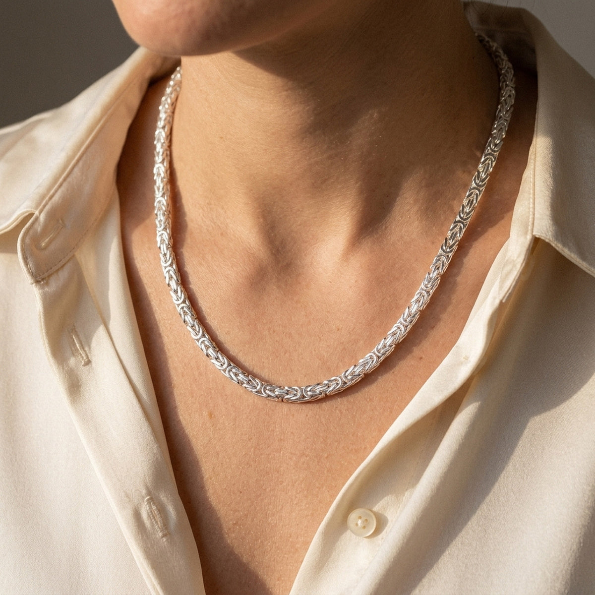 Königskette vierkant glänzend – 925er Silber, 4 × 4 mm – am Hals getragen, natürliche Lifestyle-Aufnahme