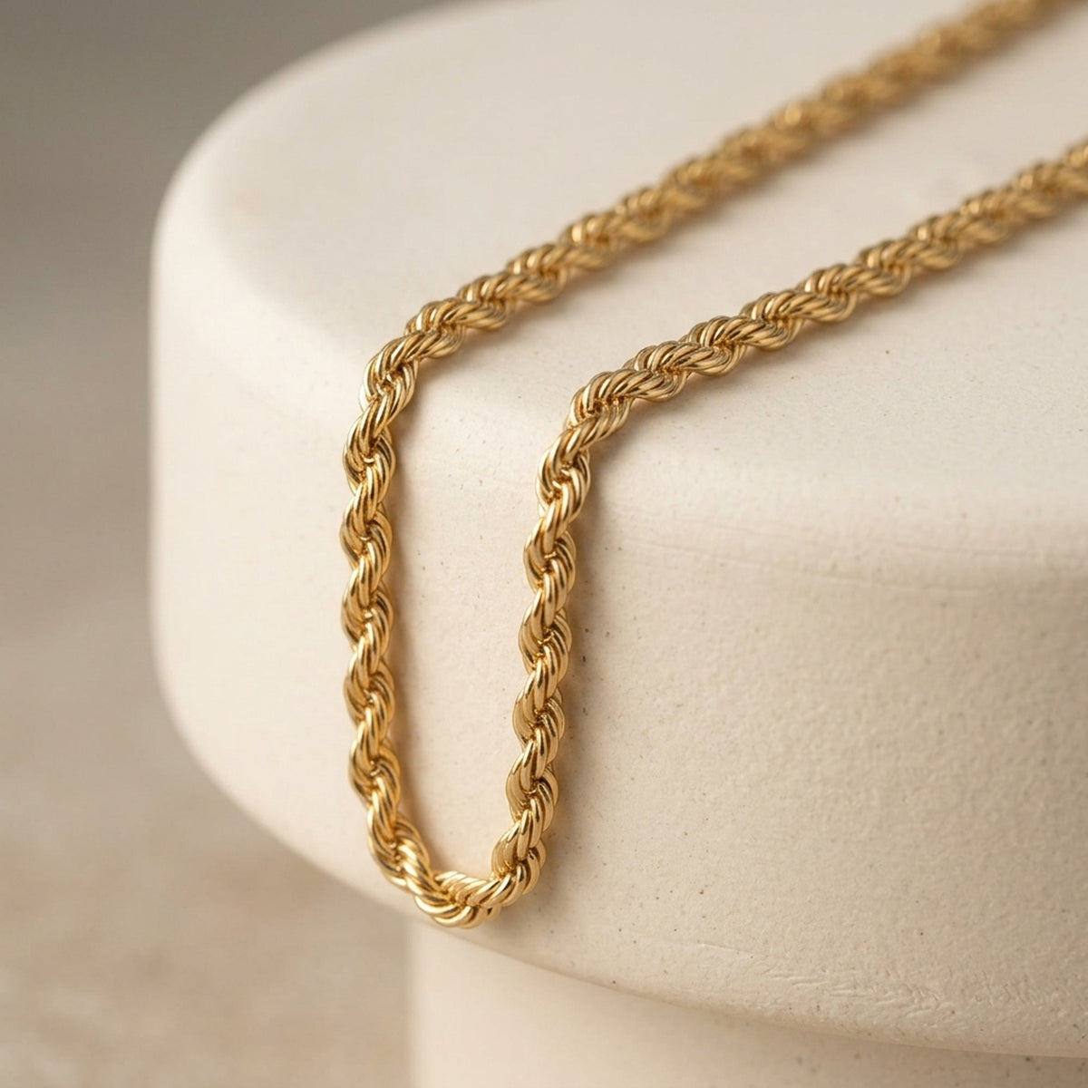 Kordelkette – 375er Gold, 2 mm – Detailansicht des Kettes vor neutralem Hintergrund