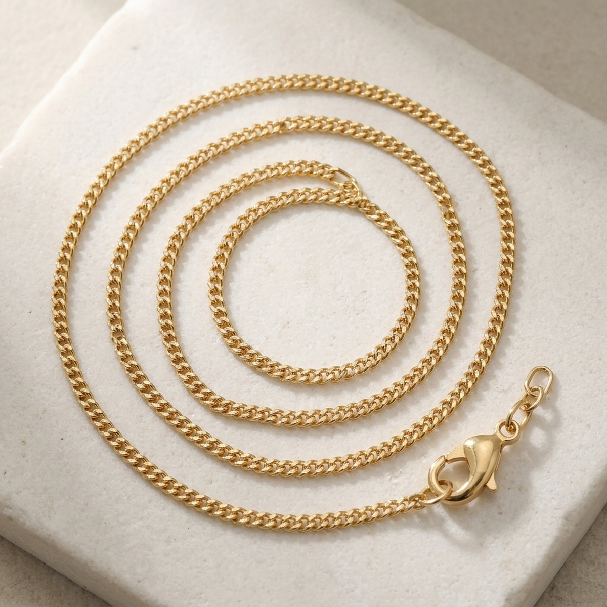 Flachpanzerkette zweifach diamantiert – 375er Gold, 1,7 mm – Detailansicht des Kettes vor neutralem Hintergrund