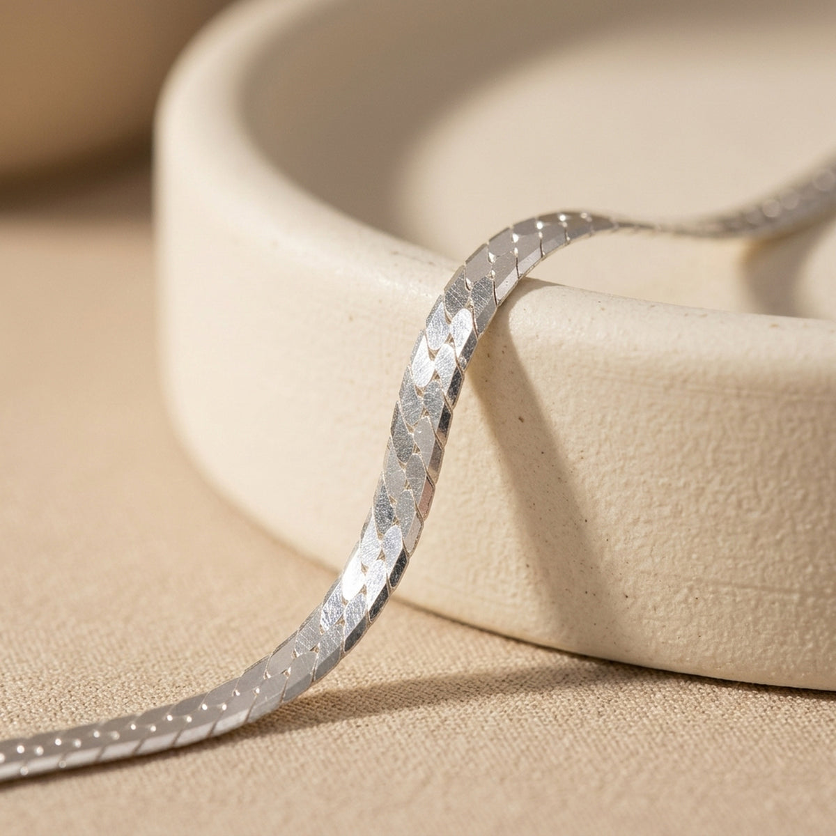 Flach gedrückte Panzerkette, glänzend diamantiert – 925er Silber, 3 mm – Detailansicht des Kettes vor neutralem Hintergrund