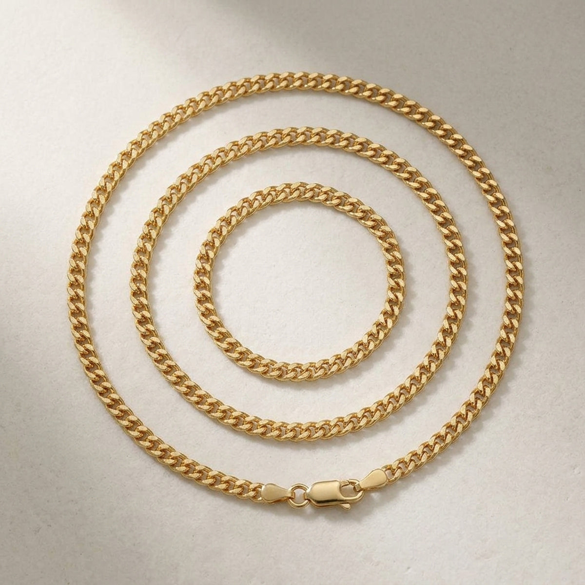 Panzerkette – 375er Gold, 1 mm – Detailansicht des Kettes vor neutralem Hintergrund
