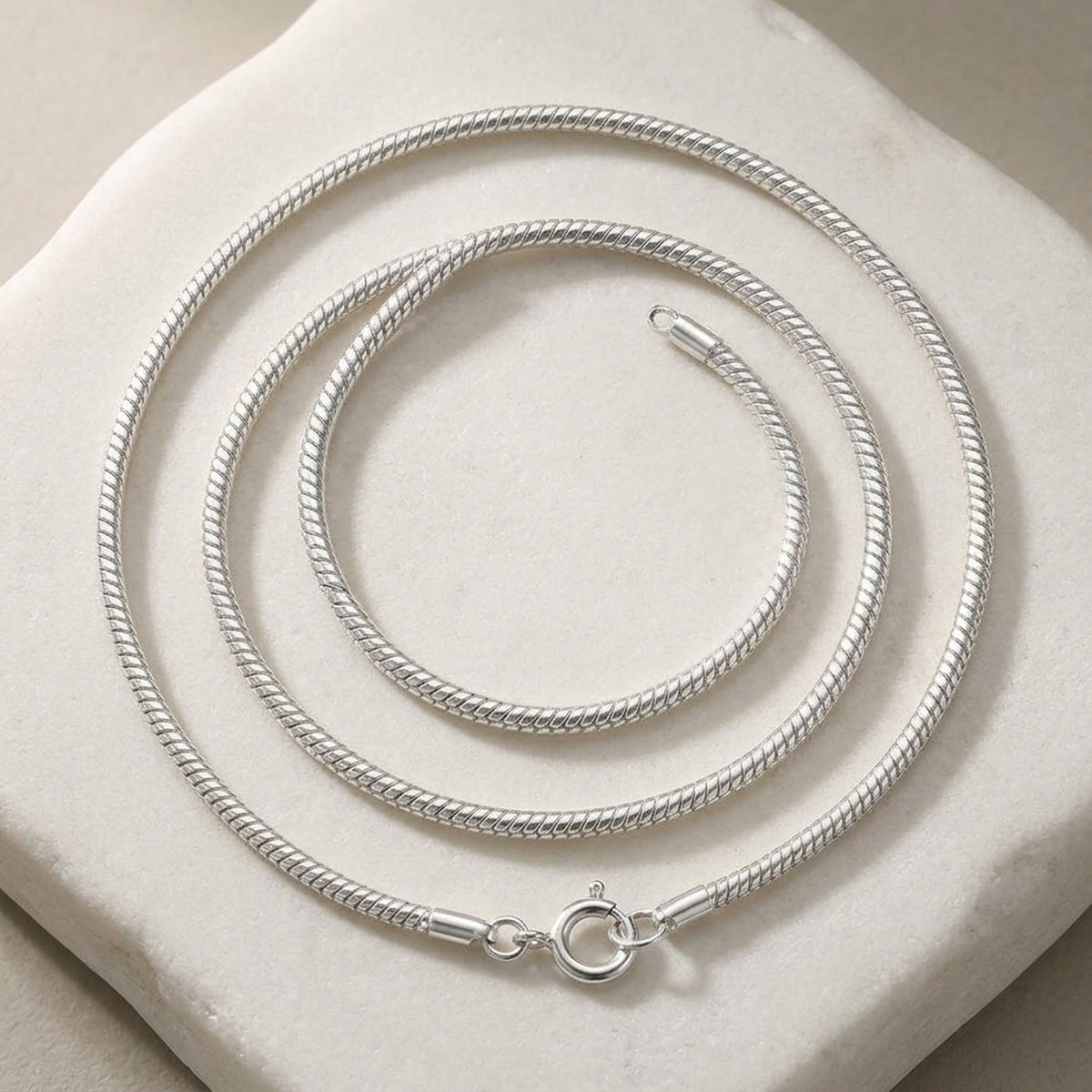 Runde Schlangenkette – 925er Silber, 1,5 mm – Detailansicht des Kettes vor neutralem Hintergrund