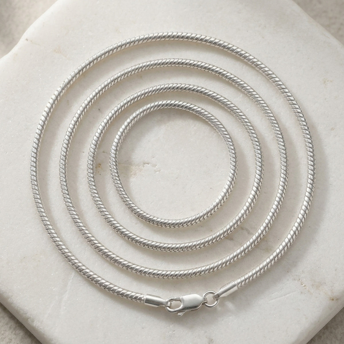 Runde Schlangenkette – 925er Silber, 1,3 mm – Detailansicht des Kettes vor neutralem Hintergrund