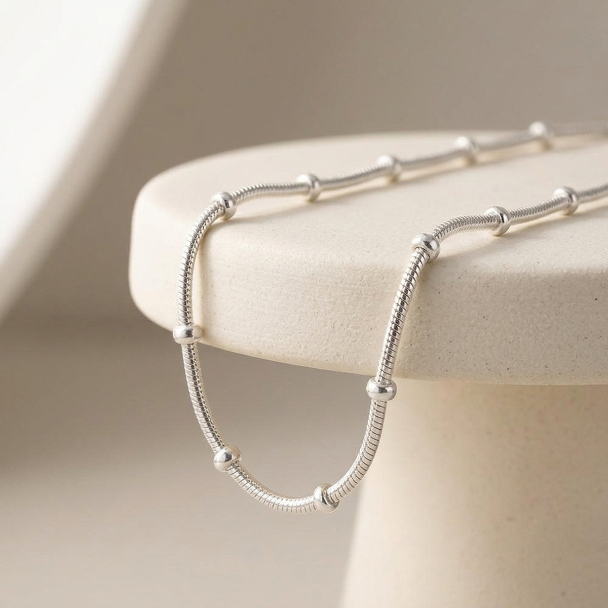 Runde Schlangenkette mit Kugeln symmetrisch – 925er Silber, 1 mm – Detailansicht des Kettes vor neutralem Hintergrund