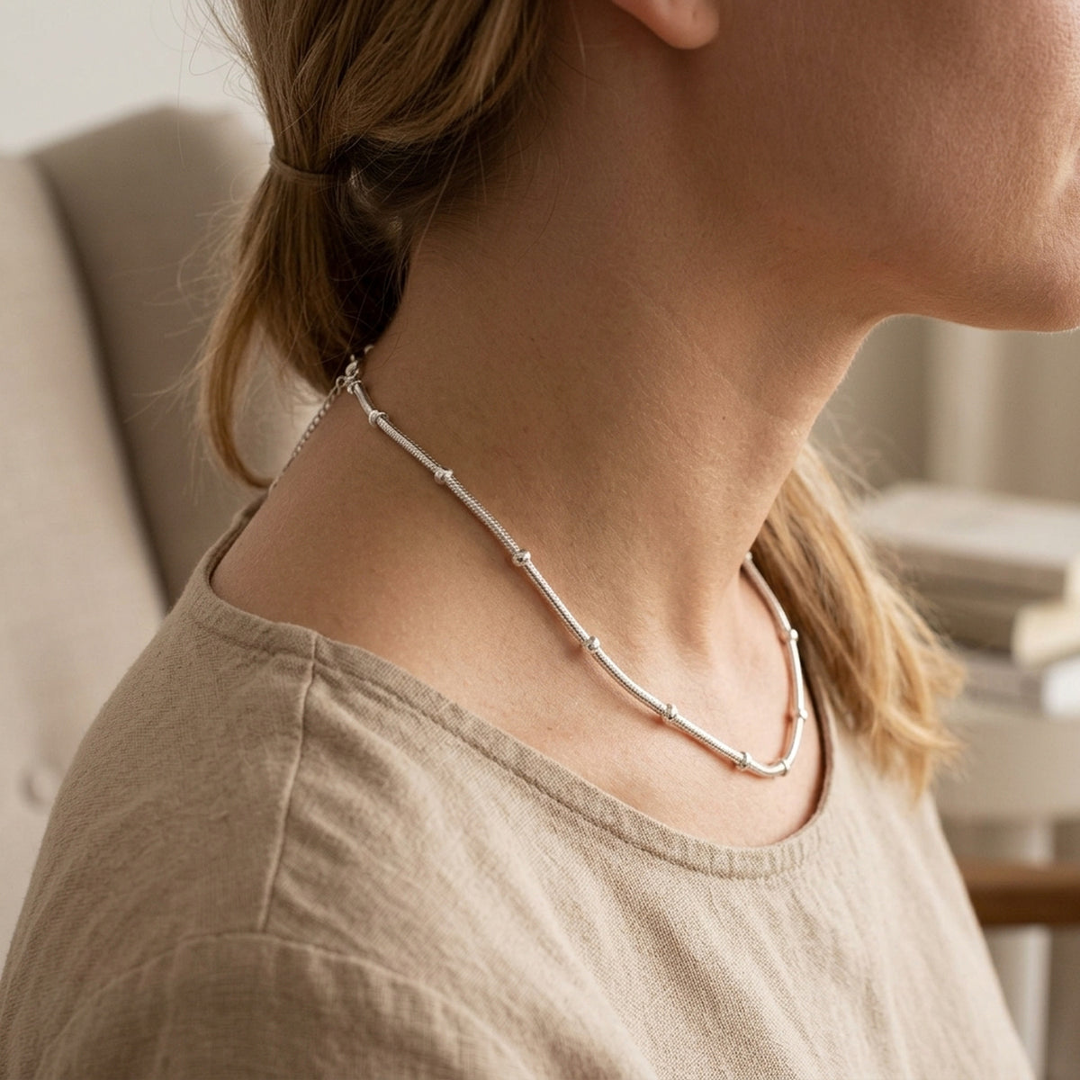 Runde Schlangenkette mit Kugeln symmetrisch – 925er Silber, 1 mm – am Hals getragen, zweite Lifestyle-Aufnahme in anderer Perspektive