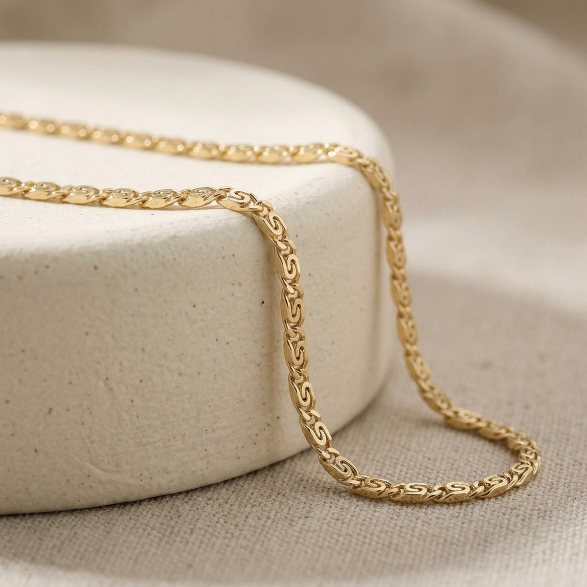 Kette S-Panzer – 585er Gold, 1,2 mm – Detailansicht des Kettes vor neutralem Hintergrund