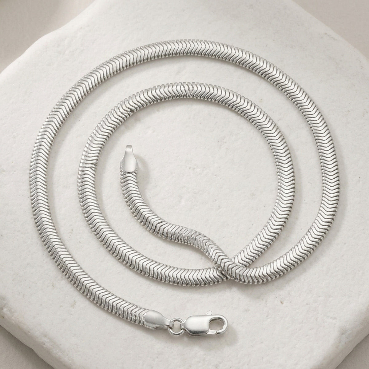 Flache Schlangenkette glänzend – 925er Silber, 4 mm, 40–50 cm – Detailansicht des Kettes vor neutralem Hintergrund
