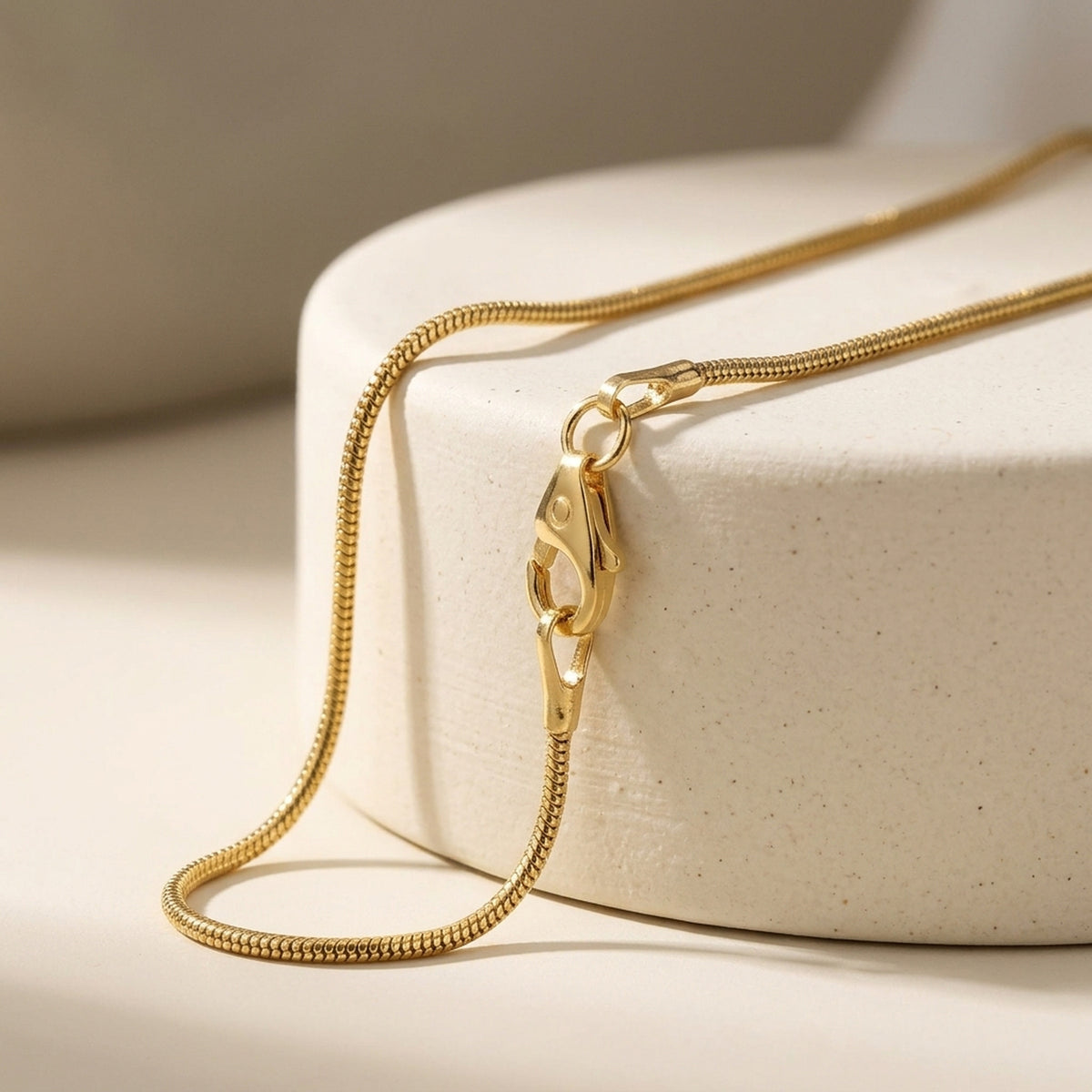 Runde Schlangenkette – 585er Gold, 1,2 mm, 50 cm – Detailansicht des Kettes vor neutralem Hintergrund