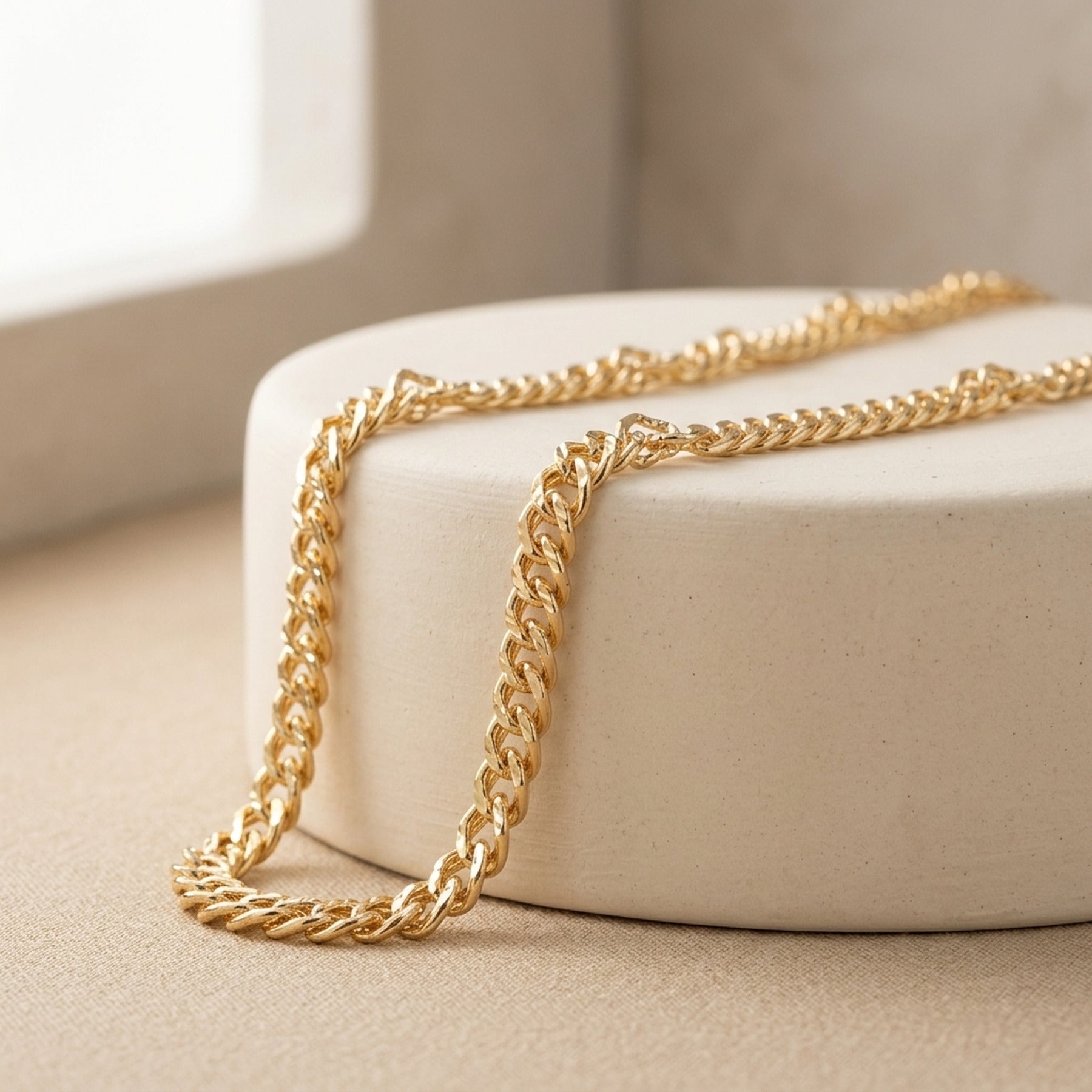 Kette Singapur diamantiert – Doublé, 3 mm – Detailansicht des Kettes vor neutralem Hintergrund