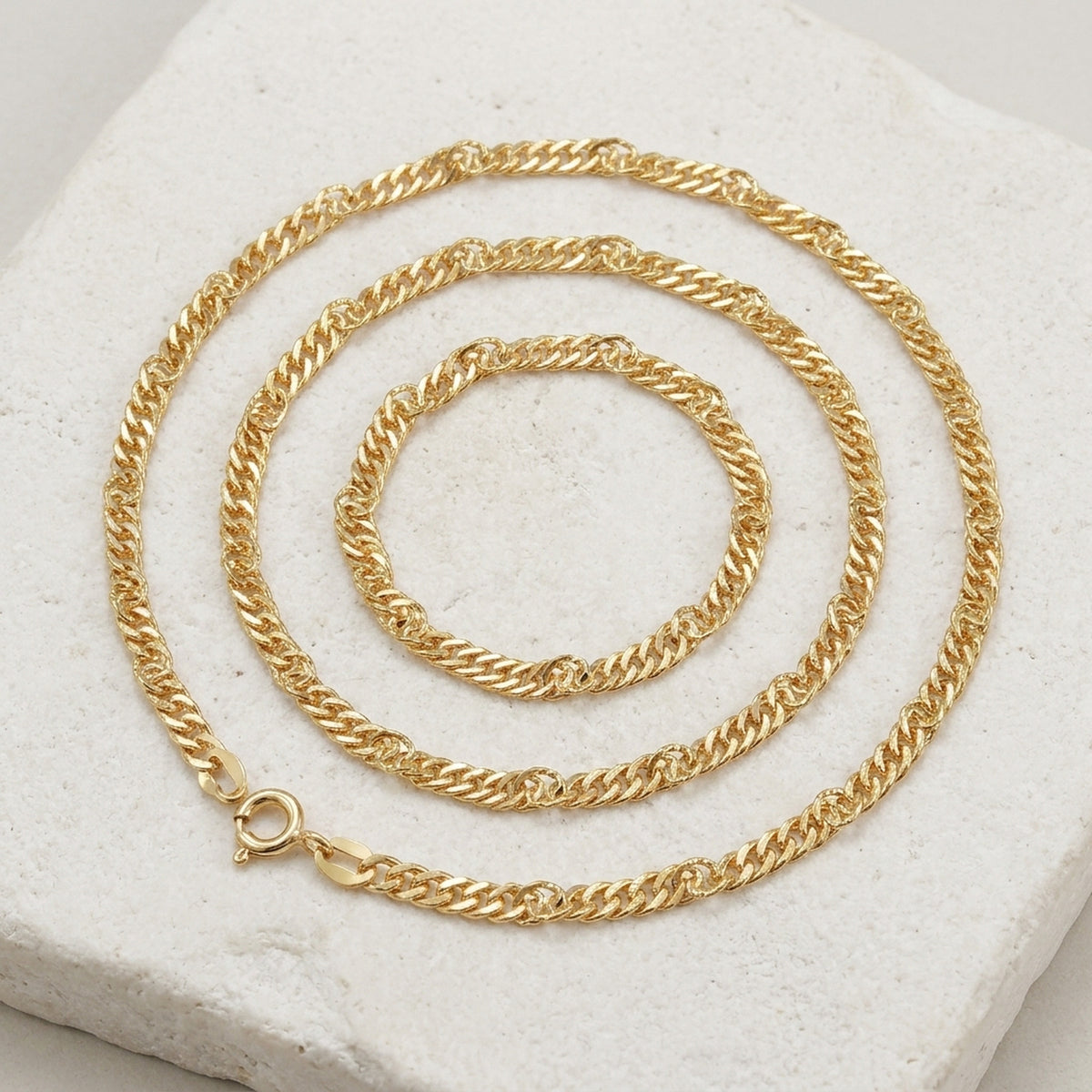 Singapurkette – 375er Gold, 1,8 mm – Detailansicht des Kettes vor neutralem Hintergrund