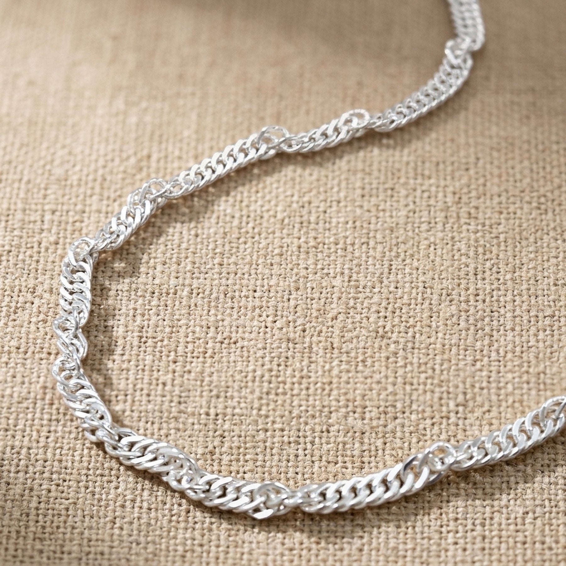Singapurkette diamantiert – 925er Silber, ca. 2 mm – Detailansicht des Kettes vor neutralem Hintergrund